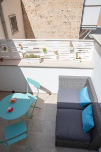 balcone con divano e tavolo di Casa Ginebras a Bari