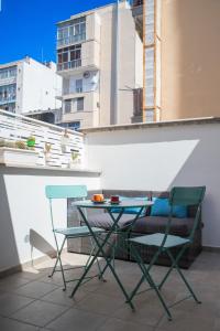 un tavolo e 2 sedie sul balcone di Casa Ginebras a Bari
