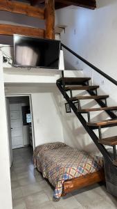 - un salon avec un escalier et une télévision à écran plat dans l'établissement Ayres del Lago, à San Carlos de Bariloche