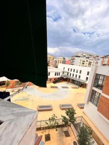 - une vue sur un terrain de basket-ball dans une ville dans l'établissement What's Up Tirana, à Tirana