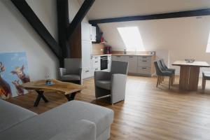 uma sala de estar com um sofá e uma mesa em Gulfhof Fresena em Norden