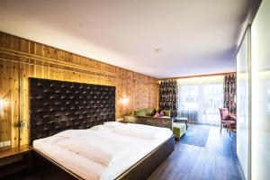 A bed or beds in a room at Hotel Krallerhof