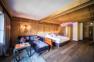 A bed or beds in a room at Hotel Krallerhof