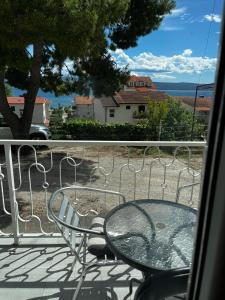 d'une table et de chaises en verre sur le balcon. dans l'établissement Apartmani Branko Vojnovic, à Omiš