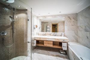 A bathroom at Hotel Krallerhof