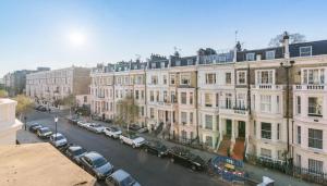 uma vista para uma rua com carros estacionados e edifícios em Fantastic 1BD flat in the centre em Londres