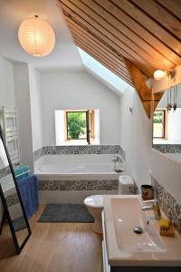 伊芬迪克的住宿－LES CHAMBRES AUX LOUPS，浴室配有盥洗盆和浴缸。