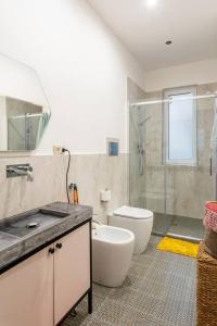 La salle de bains est pourvue d'un lavabo, de toilettes et d'une douche. dans l'établissement Luce's Home, à Palerme