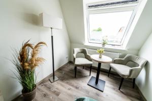 a room with two chairs and a table and a window at Hökis-Zimmervermietung 2 in Brande-Hörnerkirchen