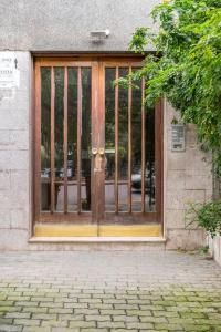 une porte menant à un bâtiment doté de verreries et d'aphaltes dans l'établissement Luce's Home, à Palerme