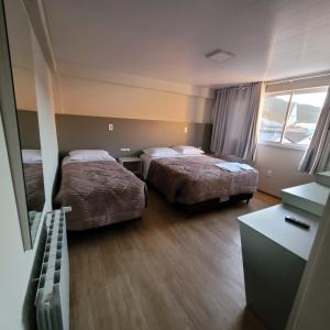 um quarto de hotel com duas camas e uma janela em Pousada Rastro da Serra em Bom Jardim da Serra