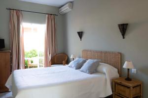Кровать или кровати в номере Hotel Madreselva - Grupo Califa