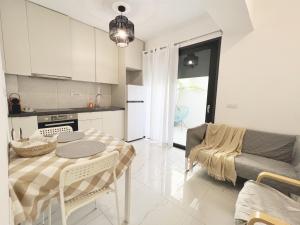 Kuchyň nebo kuchyňský kout v ubytování Trinity Suites