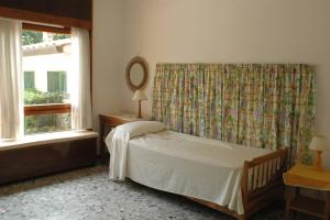 Schlafzimmer mit einem Bett, einem Spiegel und einem Fenster in der Unterkunft Villa Il Platano con giardino Beachfront in Forte dei Marmi