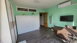 Televízia a/alebo spoločenská miestnosť v ubytovaní Calella Studio + 11 fotografií