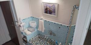 um modelo de casa de banho com uma parede de azulejos azuis em Minpaku Ota - Vacation STAY 11959 em Otaru