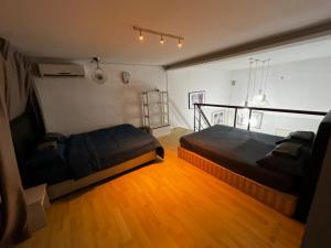 een slaapkamer met 2 bedden in een kamer bij Cosy Suites in Kuala Lumpur