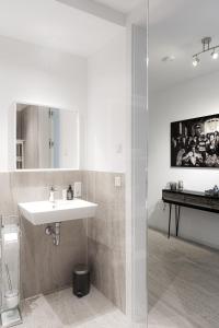 y baño blanco con lavabo y ducha. en LULEX IV - Traumwohnung Terasse Garten in Neuss, en Neuss