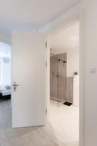 puerta abierta al baño con ducha en LULEX IV - Traumwohnung Terasse Garten in Neuss, en Neuss