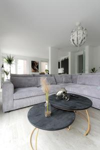 uma sala de estar com um sofá e uma mesa em LULEX IV - Traumwohnung Terasse Garten in Neuss em Neuss