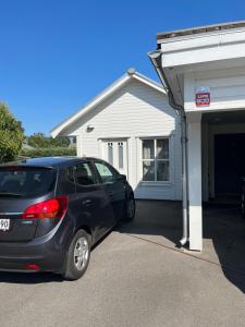 um carro estacionado em frente a uma bomba de gasolina em Nära till allt em Falkenberg