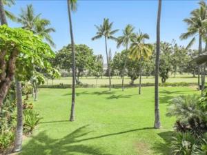 un parque con palmeras y césped en Kanaloa at Kona by OUTRIGGER en Kailua-Kona