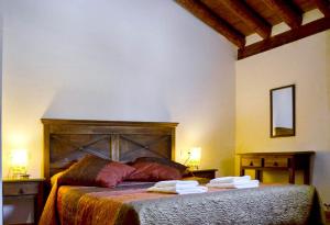 ein Schlafzimmer mit einem Bett mit Handtüchern darauf in der Unterkunft Casa Rural Cortijo el Plantío in Castril