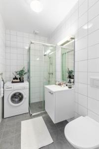 une salle de bains blanche avec un lave-linge et un lave-linge. dans l'établissement Ferieleiligheter i Kristiansand, à Kristiansand