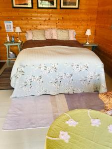 - une chambre avec un grand lit dans l'établissement The Log Cabin, à Wimborne Minster