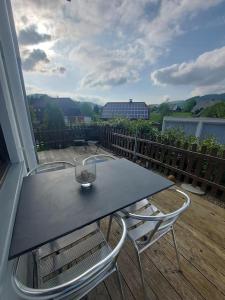 un tavolo nero e sedie su un balcone con vista di Ferienwohnung Lina mit toller Terrasse im Schwarzwald a Bernau im Schwarzwald