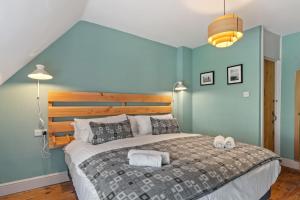 En eller flere senge i et værelse på Teacher's Cottage