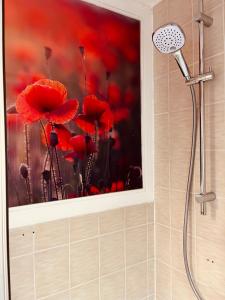 a picture of red flowers in a painting in a bathroom at Meyver Cochem Centrum. in Cochem