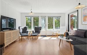 ロンストラップにあるAmazing Home In Lkken With 2 Bedrooms And Wifiのリビングルーム(ソファ、椅子、テレビ付)