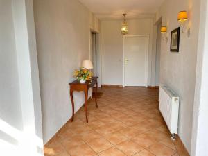 a hallway with a table and flowers on a floor at Landgut in Vetschau