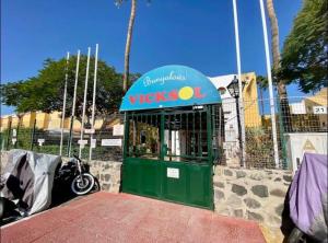 Sun Dream Bungalow في سان بارتولومي: علامة لمتجر الخوص مع باب أخضر