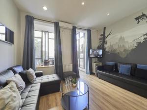 un soggiorno con divano e tavolo di Gran Via Terrace Barcelona a Barcellona