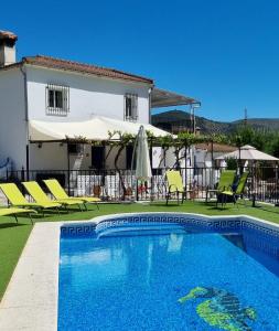 Villa con piscina frente a una casa en Casa Margarita, en Algarinejo