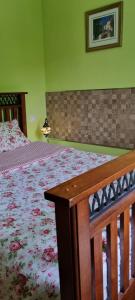1 dormitorio con 1 cama grande con marco de madera en Casa Margarita, en Algarinejo