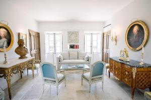 - un salon avec un canapé, une table et des chaises dans l'établissement Le Domaine du Fortin, à Ménerbes