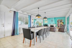 una sala da pranzo con tavolo e sedie di La Sella a Pedreguer