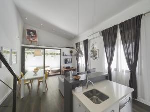 Kuchyň nebo kuchyňský kout v ubytování Loft Miro Apart Barcelona