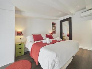 Posteľ alebo postele v izbe v ubytovaní Loft Miro Apart Barcelona