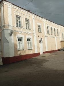 duży budynek z oknami z boku w obiekcie Historic house w Samarkandzie
