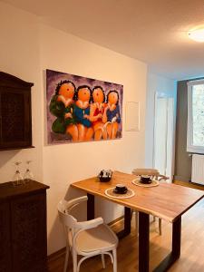 uma mesa de jantar com um quadro na parede em Meyver Cochem Centrum. em Cochem