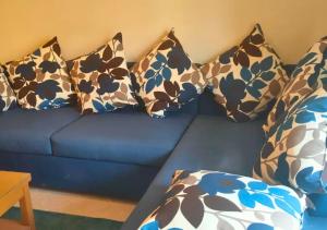 un sofá azul con almohadas en la sala de estar en Chillax The View Resort, en Sharm El Sheikh