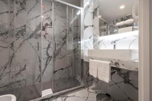 W łazience znajduje się prysznic i umywalka. w obiekcie Home at Rome Luxury Navona w Rzymie