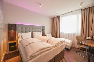 Postel nebo postele na pokoji v ubytování Premier Inn Karlsruhe City Am Wasserturm + 16 fotografií
