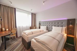 Postel nebo postele na pokoji v ubytování Premier Inn Karlsruhe City Am Wasserturm
