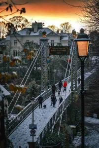 eine Gruppe von Menschen, die über eine Brücke gehen in der Unterkunft Chester/Handbridge sleeps 9 + Netflix in Hough Green