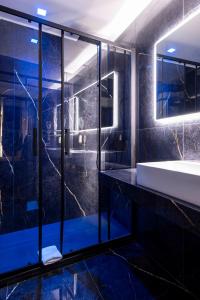 W łazience znajduje się umywalka i przeszklony prysznic. w obiekcie Home at Rome Luxury Navona w Rzymie